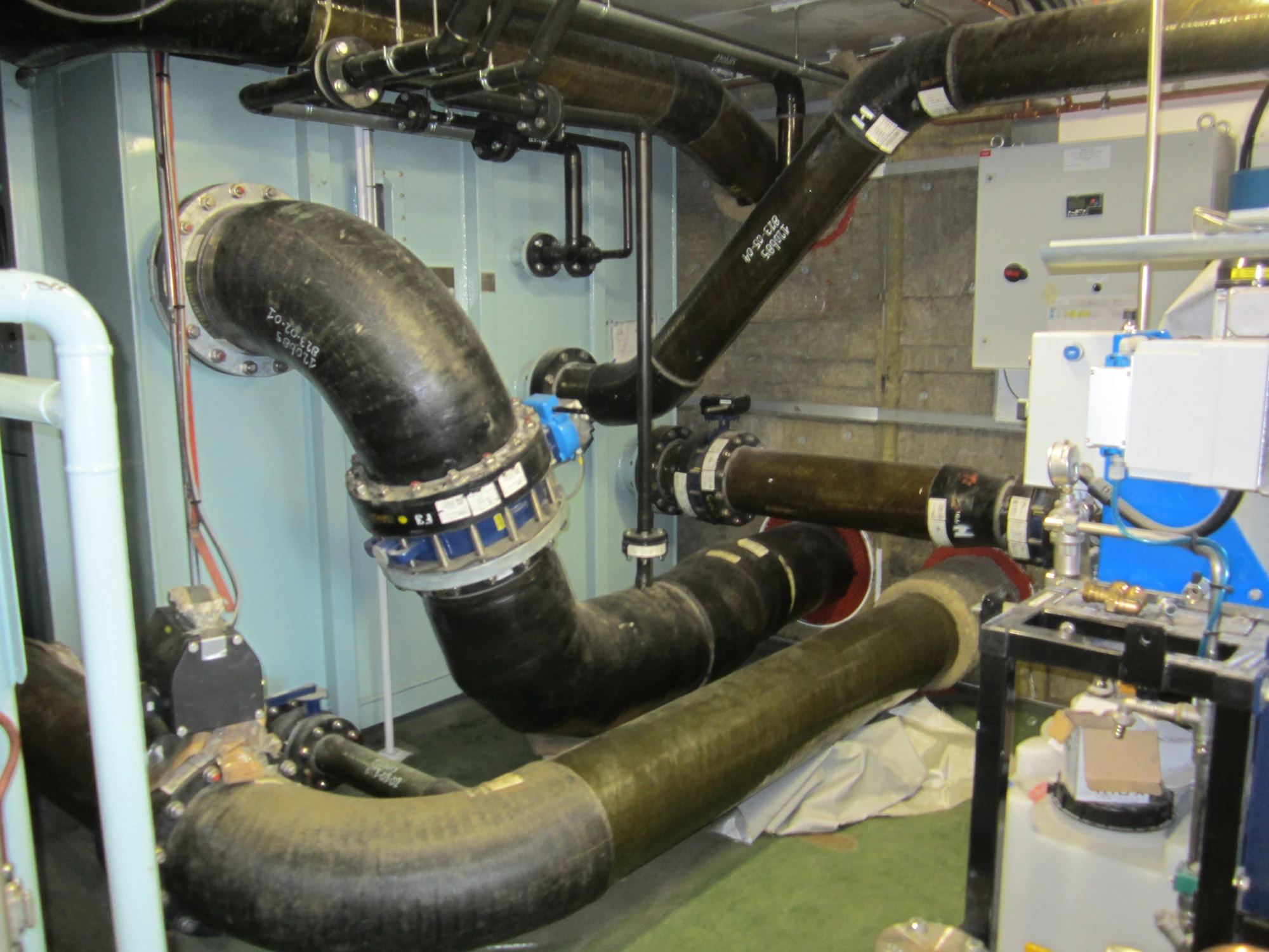 Uitlaat-terugwinningsysteem-kunststof-leidingen-Amerplastics-montage 4